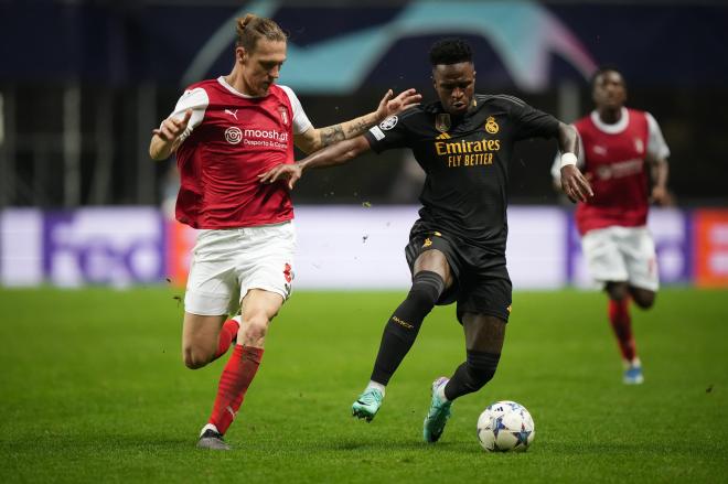 Vinicius se marcha en velocidad en el Sporting de Braga-Real Madrid (FOTO: Cordón Press).