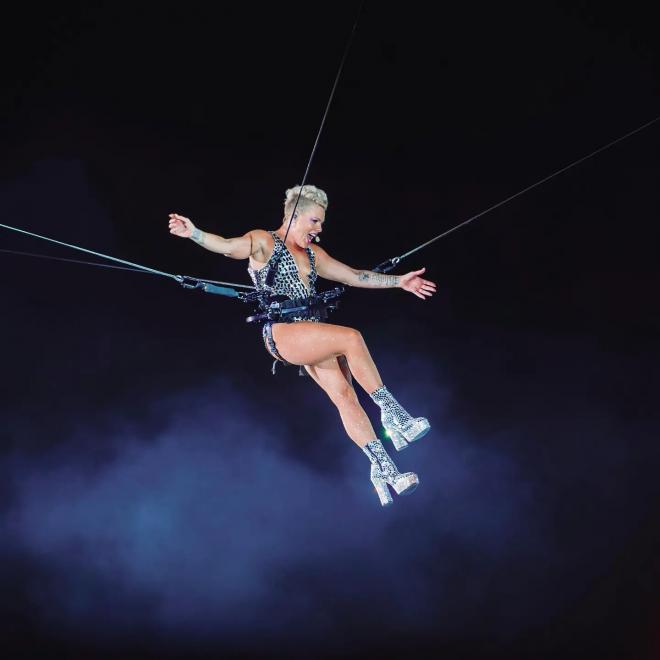 Pink en una de sus actuaciones (@pink)