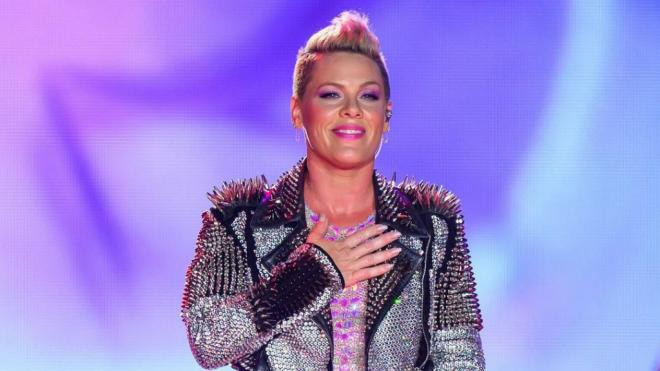 Pink en una de sus actuaciones (@pink)