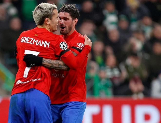 Rodrigo de Paul celebra con Griezmann el gol del francés en Celtic Park (Foto: ATM).