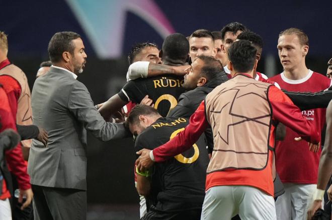 Nacho intenta sujetar a Rüdiger en la tangana. (Foto: Cordon Press)