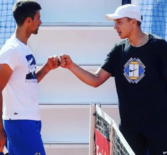 Djokovic y Medjedovic en un entrenamiento. (Foto: Instagram)