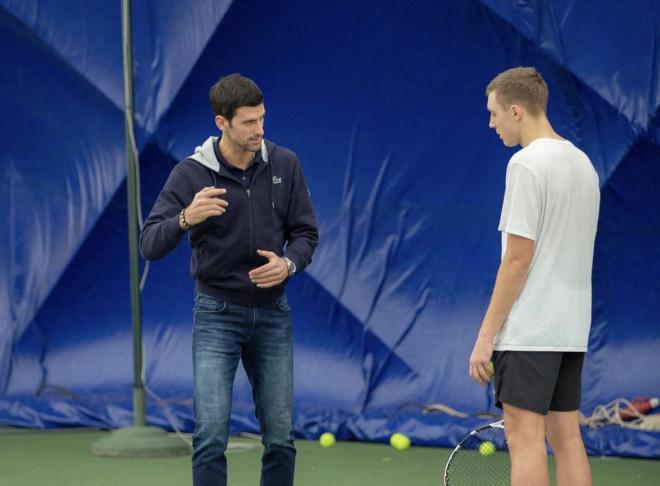 Djokovic aconseja a Medjedovic en un entrenamiento. (Foto: @hamadmedejedovic)