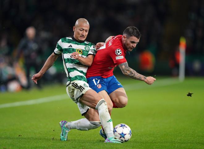 Javi Galán pelea un balón con Maeda en el Celtic-Atlético (Foto: Cordon Press).
