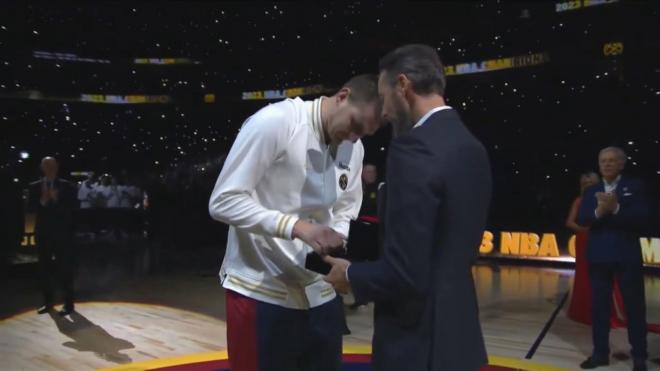 Jokic, recibiendo su anillo de campeón NBA 22/23