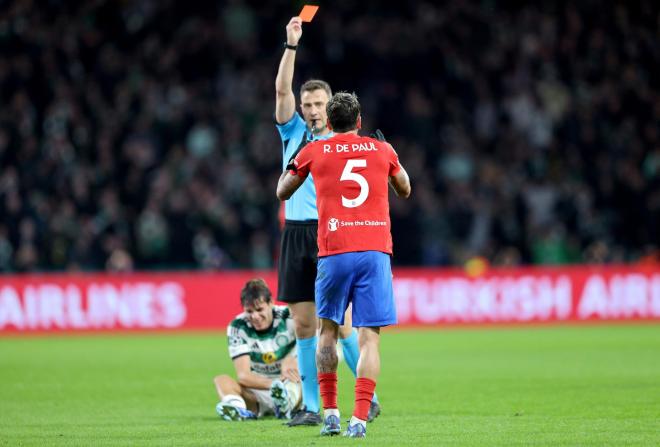 Rodrigo De Paul recibiendo la tarjeta roja en Celtic Park (Foto: EFE).