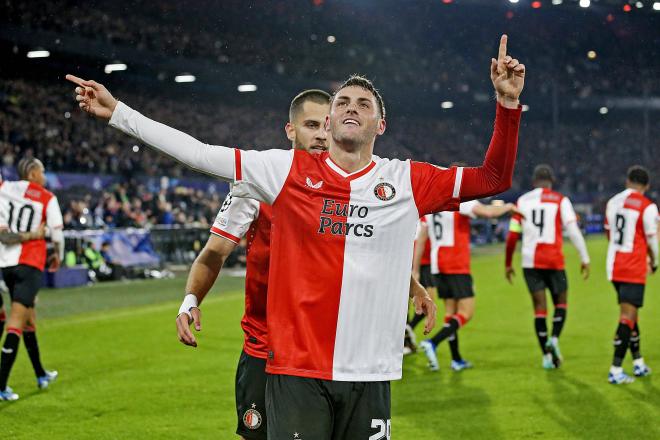 Santiago Giménez celebra uno de sus goles en el Feyenoord-Lazio (Foto: Cordon Press).