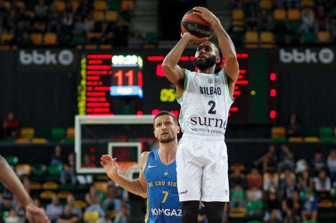 Adam Smith, del Bilbao Basket, ametralla el aro del Sibiu rumano en la FIBA Europe Cup.