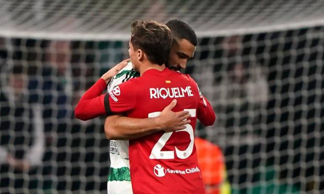 Rodrigo Riquelme se abraza a un rival en el Celtic-Atlético (Foto: Cordon Press).
