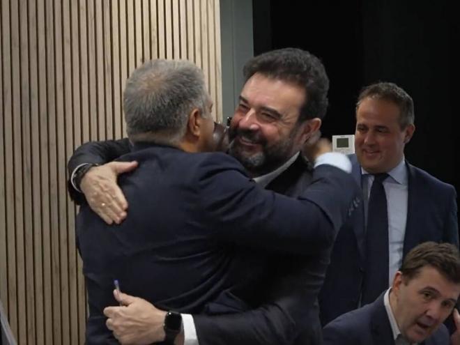 El abrazo entre Jose Ángel Sánchez y Laporta.