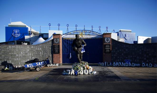 Los aficionados del Everton dejan flores en homenaje a su presidente fallecido, Bill Kenwright (Foto: Cordon Press).