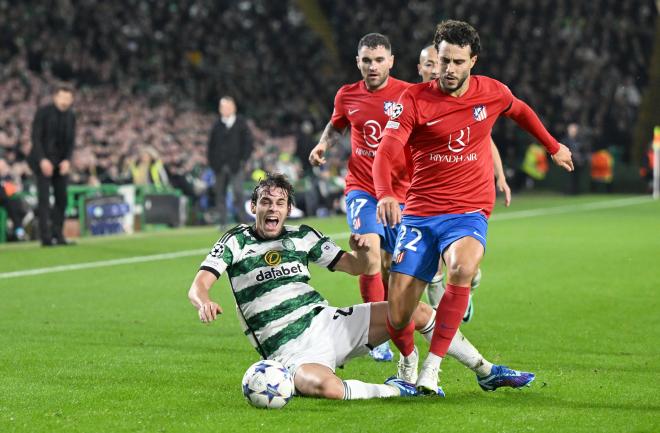 Mario Hermoso corta un balón en el Celtic-Atlético (Foto: Cordon Press).
