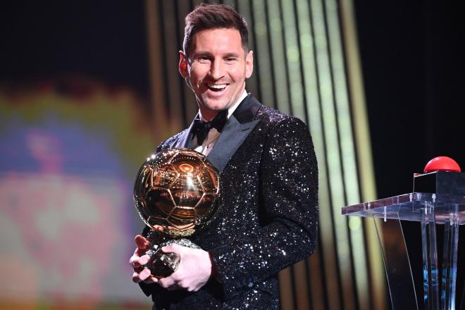Messi con su último Balón de Oro. (Foto: Cordon Press)