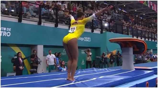 Rebeca Andrade clava el salto.