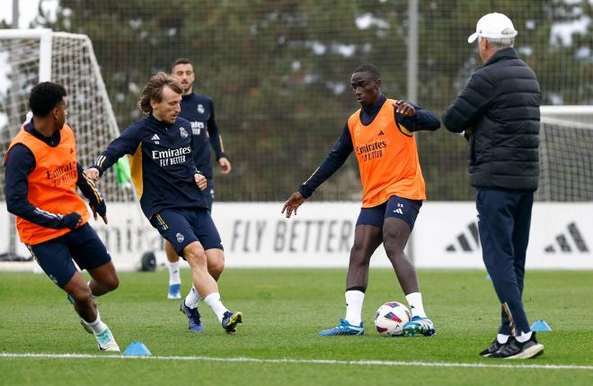 Ancelotti observa a Luka Modric y Ferland Mendy en un entrenamiento del Real Madrid (Foto: RM).