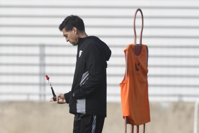 Diego Alonso, en un entrenamiento del Sevilla (Foto: Kiko Hurtado).