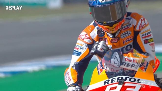 Marc Márquez recibiendo un golpe en Tailandia (Foto: MotoGP)