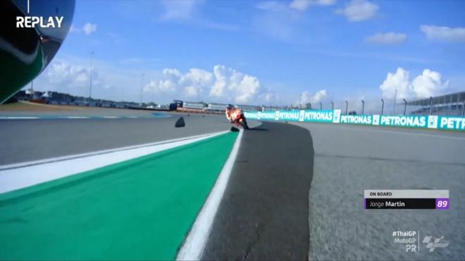 Marc Márquez recibiendo un golpe en Tailandia (Foto: MotoGP)