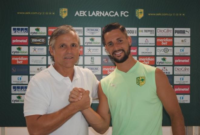 Fran Sol firma con el AEK Larnaca FC. (Foto: Fran Sol).