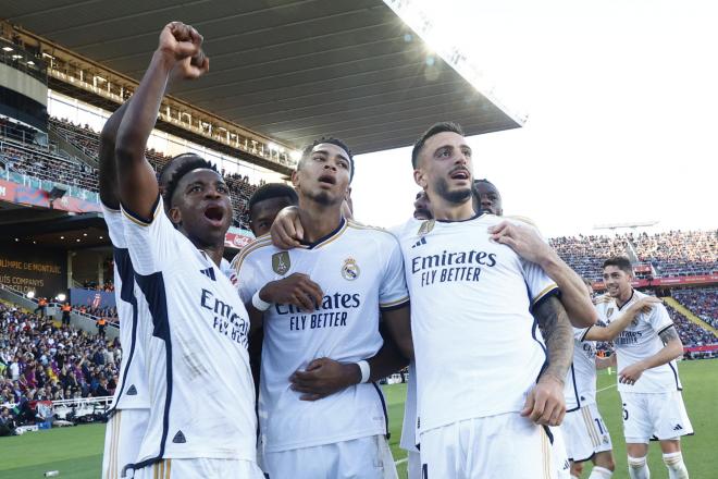 Vinicius Jr celebra el triunfo del Real Madrid junto a Bellingham y Joselu. (Foto: EFE).