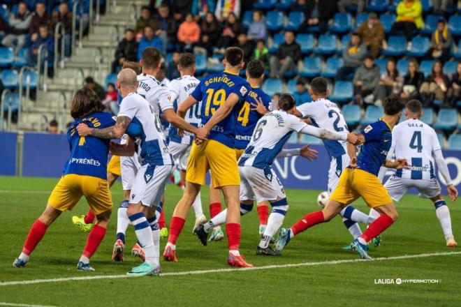 Oriol Rey ayuda al Levante UD a defender durante una acción en el partido contra el Andorra. (Foto: LALIGA)