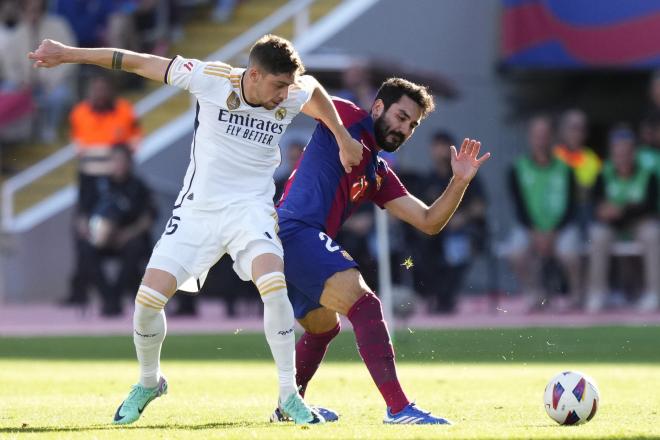 Fede Valverde lucha un balón con Gündogan en el Barça-Real Madrid (FOTO: EFE).