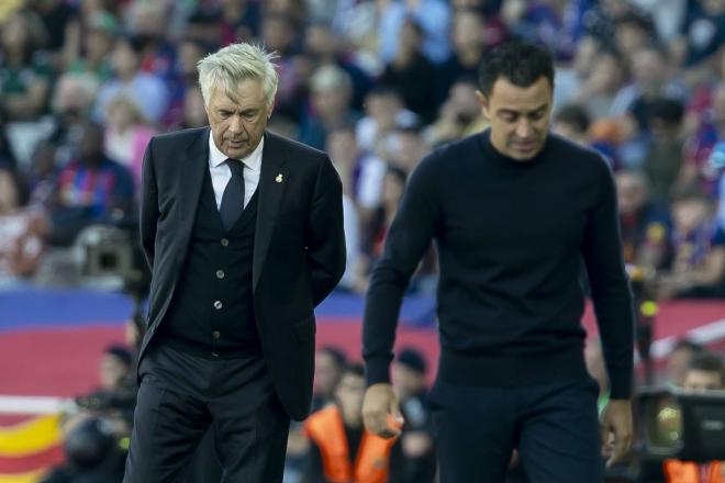 Carlo Ancelotti y Xavi Hernández, durante el Clásico (Foto: Cordon Press).