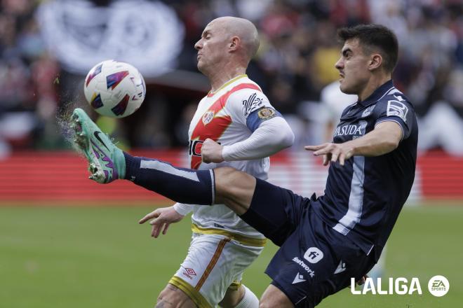 Ander Barrenetxea, ante Isi en el Rayo Vallecano - Real Sociedad (Foto: LALIGA).