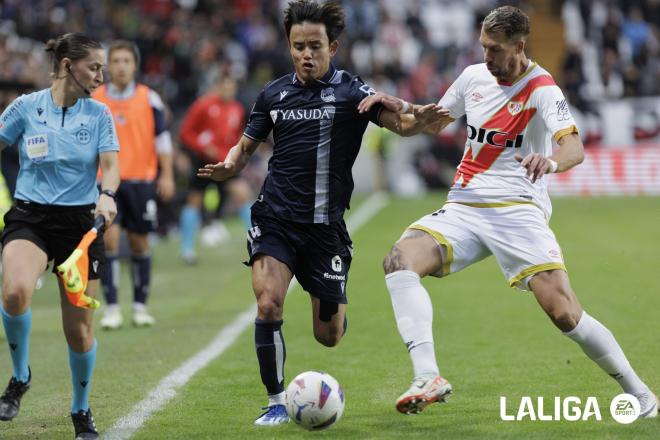 Take Kubo conduce en el Rayo Vallecano - Real Sociedad (Foto: LALIGA).