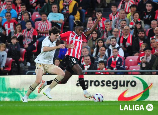 Nico Williams regatea a Javi Guerra en San Mamés ante el Valencia (Foto: LaLiga).