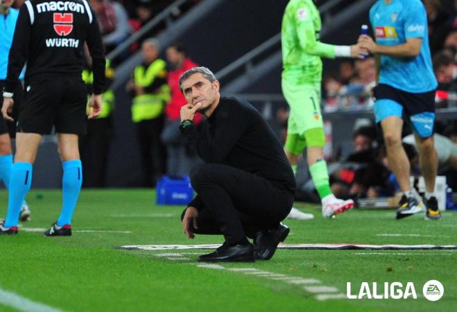 El entrenador del Athletic Club, Ernesto Valverde, agachado y pensativo en un partido en San Mamés (Foto: LaLiga).