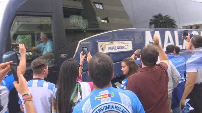 Cientos de aficionados han recibido al Málaga en Antequera
