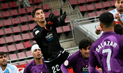Pablo Picón intenta atrapar un balón en Santiago (Foto: Real Valladolid).