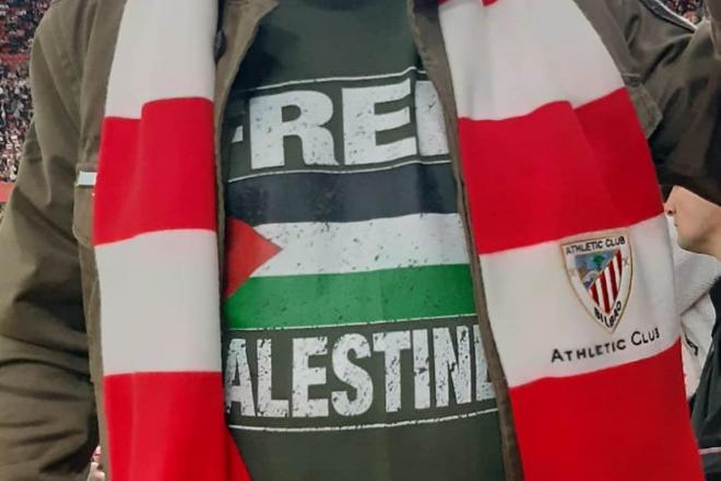 Un asistente a San Mamés, al Athletic-Valencia, con una camiseta en favor de Palestina y su causa (Foto: DMQ Bizkaia).