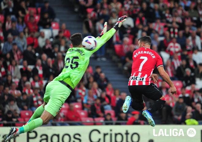 Empate el pasado curso con gol de Álex Berenguer en el descuento, en San Mamés, ante el Valencia CF (Foto: LALIGA).