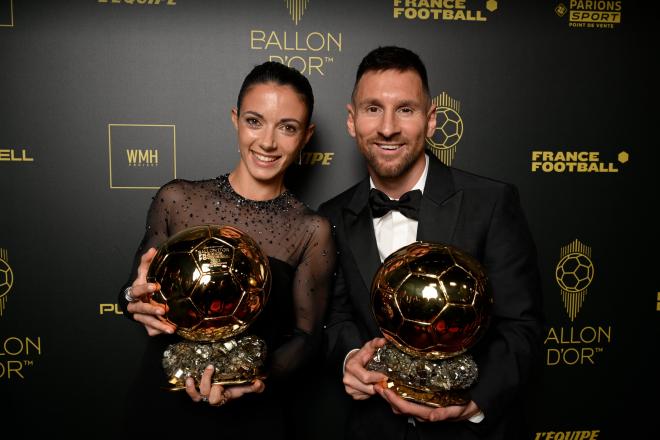 Aitana Bonmatí y Leo Messi posando con los Balones de Oro 2023 (Foto: France Football).