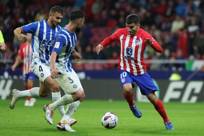 Ángel Correa conduciendo un balón en el Atlético-Alavés