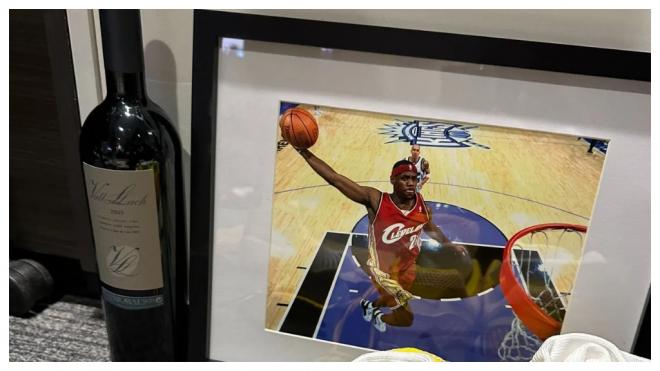 El regalo a Lebron James por sus 20 años en la NBA: un vino catalán.