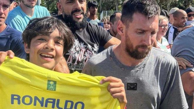 Un aficionado posa con Messi con la camisieta de Cristiano Ronaldo (Foto: GOAL)