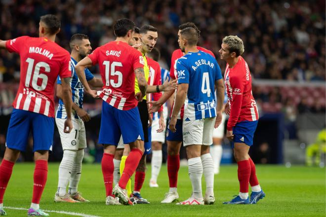 Jugadores de Atlético y Alavés hablan con Muñiz Ruiz durante el partido (Foto: Cordon Press).