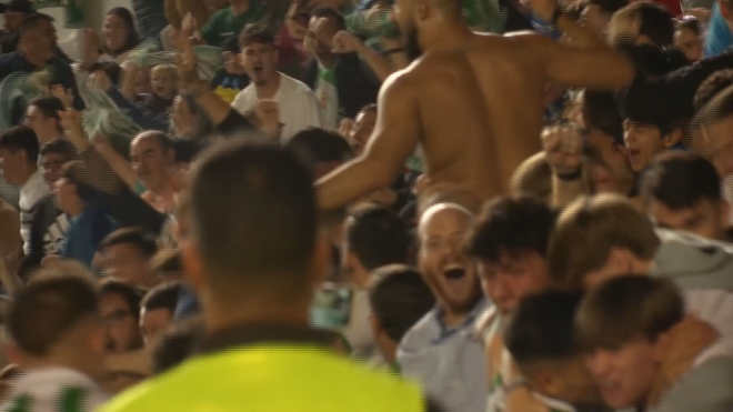 La alegría de la afición del Córdoba con el gol de Alberto Toril