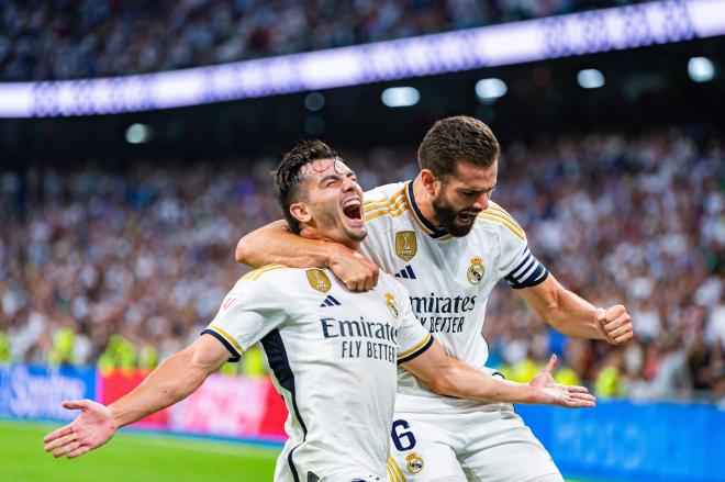 Nacho celebra con Brahim Díaz un gol del malagueño con el Real Madrid (Foto: Cordon Press).
