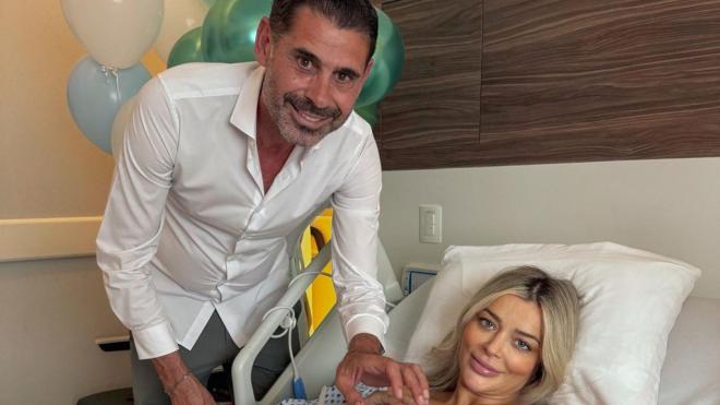 Fernando Hierro y Fani Stipkovic en el hospital (@fernandohierro)