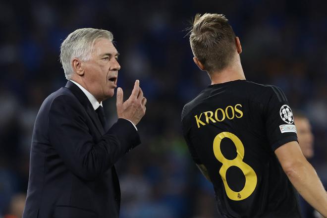 Carlo Ancelotti da indicaciones a Toni Kroos durante el Nápoles-Real Madrid (FOTO: Cordón Press).