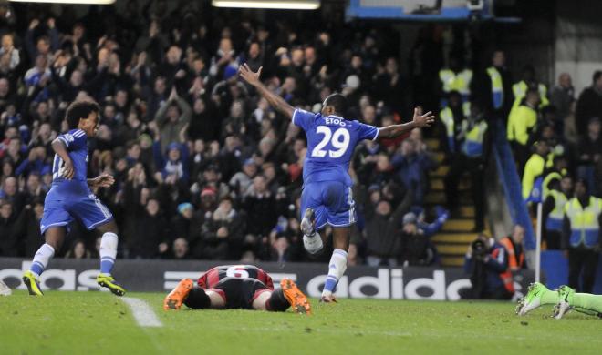 Willian y Eto'o celebran un gol con el Chelsea en 2013. (Foto: Cordon Press)