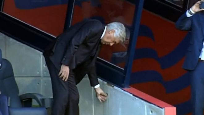 Ancelotti dejando un chicle en el banquillo de Montjuic (Foto: El Dia Después)