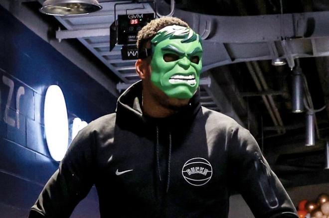 Giannis Antetokounmpo disfrazado de Hulk. (Foto: Cordon Press)