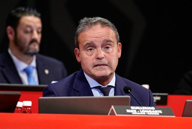 Guillermo Ruiz-Longarte, tesorero del Athletic Club, dando explicaciones en una Asamblea General Ordinaria.