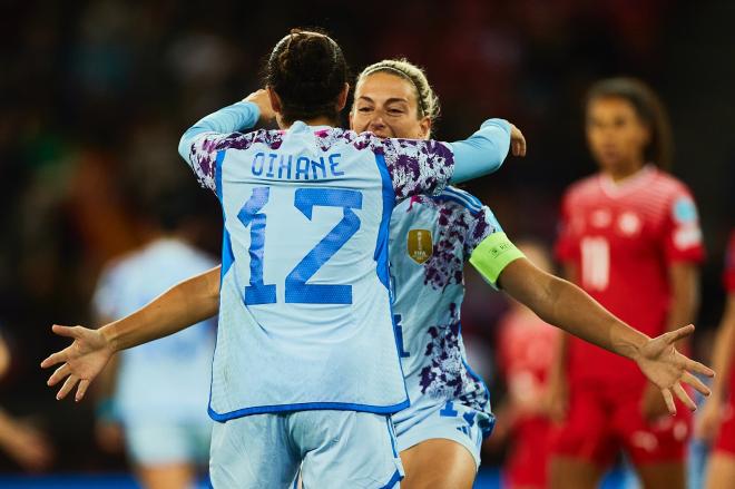 Oihane y Alexia Putellas celebran un gol de España ante Suiza. (Foto: SeFutbol).