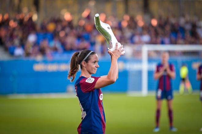 Aitana Bonmatí muestra su premio a la Jugadora del Año de la UEFA. Foto: Cordon Press